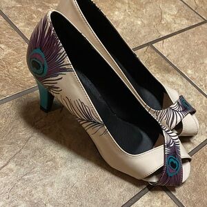 TUK Women's Leather White, Teal, and Black Peep Toe 9M Heels